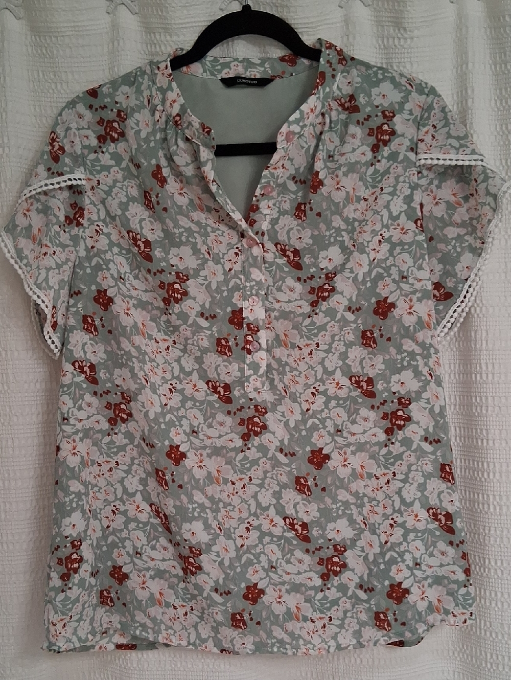 Green & White Floral Button-Front Women's Top